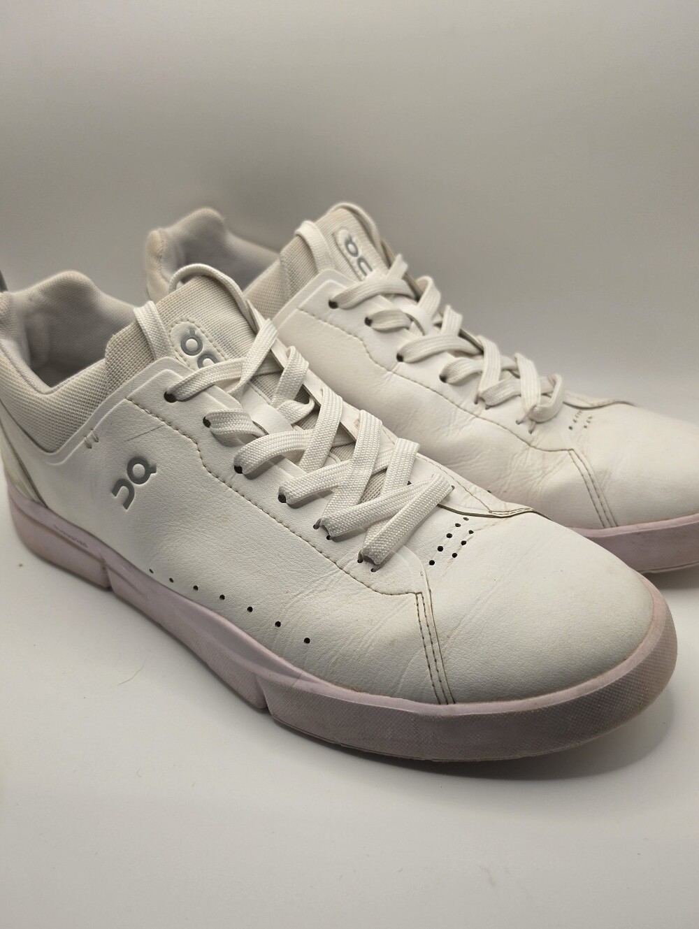 On THE ROGER‎ Centre Court Sneakers — Women's US 11 / White + Lilac